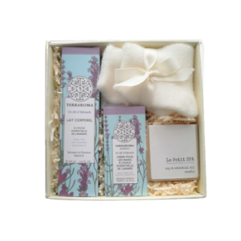 The Moisturizing Pamper Gift Set to Germany